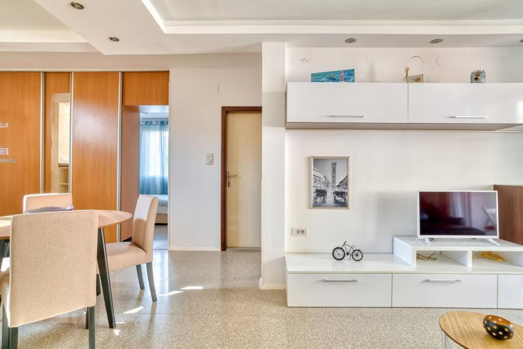 Cozy Nest Apartment- Central And Seaboard With Elevator Kotor Exterior photo